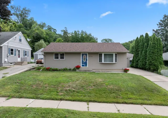 Photo 2 of Sale Pending at 1004 14th Avenue Ne, Rochester, MN 55906 | MLS# 7124417 | Listing updated on 2026-08-25