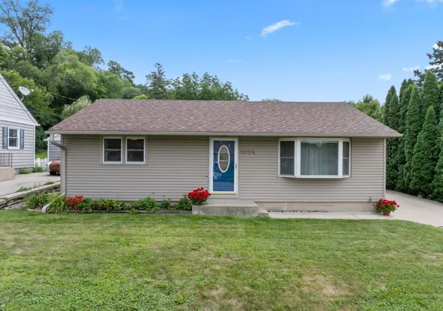 Photo 3 of Sale Pending at 1004 14th Avenue Ne, Rochester, MN 55906 | MLS# 7124417 | Listing updated on 2026-08-25