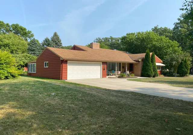 2nd image of 1119 Lake St, Alexandria, MN 56308 | MLS# 7124421