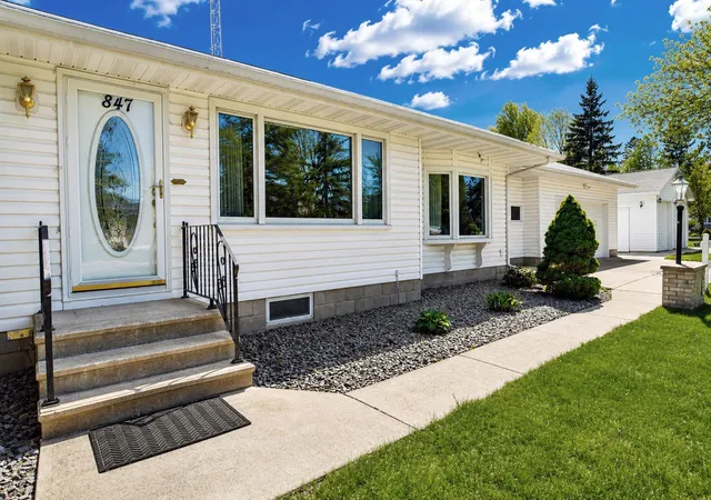 Photo 3 of Single family home for sale at 847 17th Street Ne, Owatonna, MN 55060 | MLS# 7124425 | Listing updated on 2026-09-12