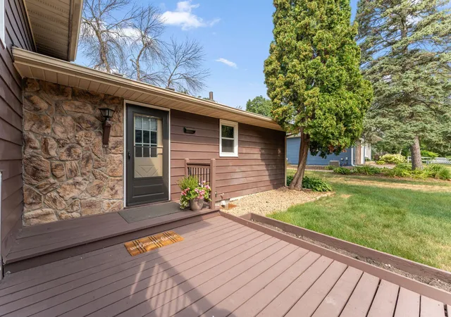 2nd image of 2930 Bay St, Wayzata, MN 55391 | MLS# 7124440