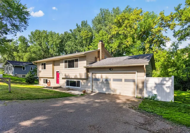 3rd image of 7631 Ontario Blvd, Eden Prairie, MN 55344 | MLS# 7124529