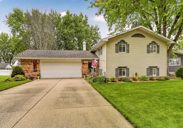 1st image of 848 15th St Se, Owatonna, MN 55060 | MLS# 7124578