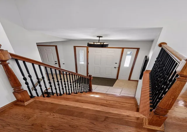 2nd image of 7011 Eagle Rdg, Eden Prairie, MN 55346 | MLS# 7124609