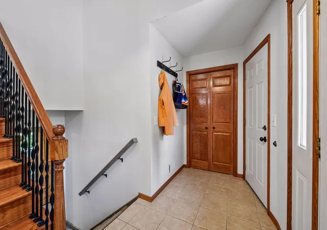 3rd image of 7011 Eagle Rdg, Eden Prairie, MN 55346 | MLS# 7124609