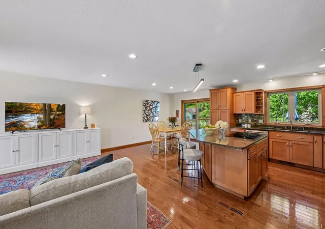 5th image of 7011 Eagle Rdg, Eden Prairie, MN 55346 | MLS# 7124609