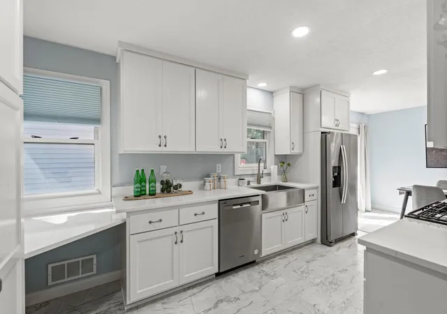 Photo 4 of Sale Pending at 2156 Hawthorne Ave E, Saint Paul, MN 55119 | MLS# 7124644 | Listing updated on 2026-08-24