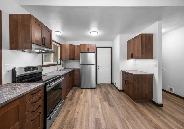 4th image of 6770 Woodhill Trl, Eden Prairie, MN 55346 | MLS# 7124717