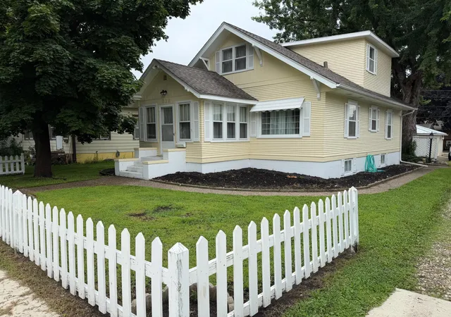 1st image of 812 Bridge Ave, Albert Lea, MN 56007 | MLS# 7124739
