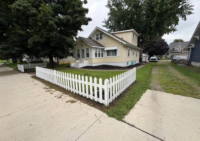 Photo 3 of Single family home for sale at 812 Bridge Ave, Albert Lea, MN 56007 | MLS# 7124739 | Listing updated on 2026-10-05