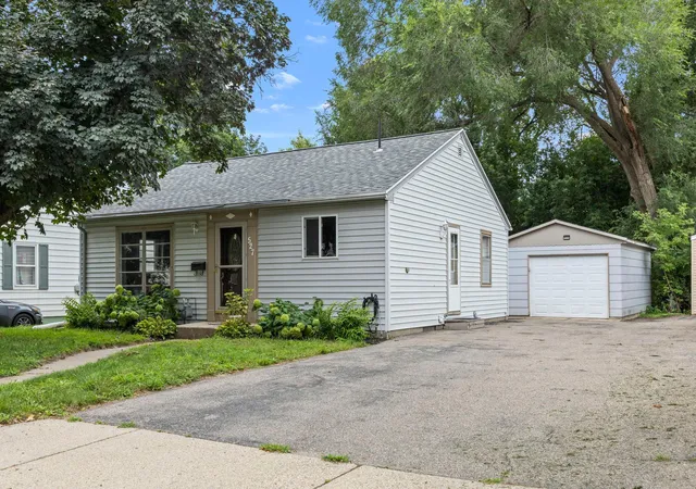 Photo 3 of Single family home for sale at 527 Mound Ave, Mankato, MN 56001 | MLS# 7124765 | Listing updated on 2026-08-25