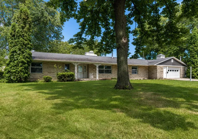 Photo 1 of Single family home for sale at 233 2nd Street Se, Madelia, MN 56062 | MLS# 7124908 | Listing updated on 2026-09-03