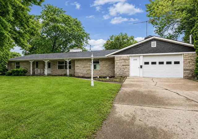 Photo 3 of Single family home for sale at 233 2nd Street Se, Madelia, MN 56062 | MLS# 7124908 | Listing updated on 2026-09-03