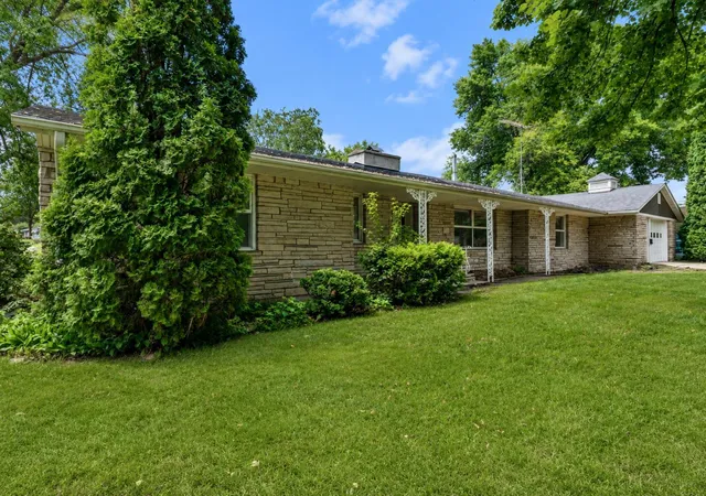 Photo 3 of Single family home for sale at 233 2nd Street SE, Madelia, MN 56062 | MLS# 7124908 | Listing updated on 2026-09-03