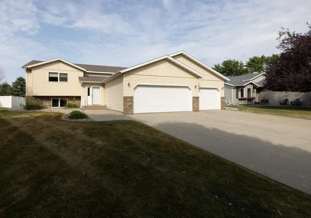 Photo 2 of Sale Pending at 3609 Westmoor Blvd, Moorhead, MN 56560 | MLS# 7124930 | Listing updated on 2026-09-03