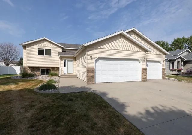 Photo 3 of Sale Pending at 3609 Westmoor Blvd, Moorhead, MN 56560 | MLS# 7124930 | Listing updated on 2026-09-03