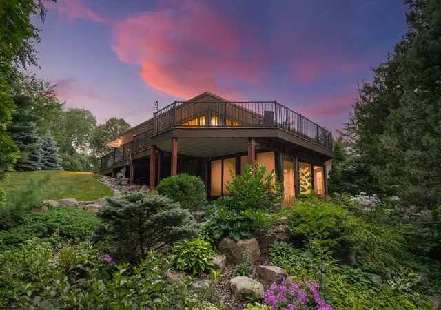 2nd image of 15753 Cedar Ridge Rd, Eden Prairie, MN 55347 | MLS# 7125005