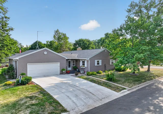 2nd image of 1401 Bryant St, Alexandria, MN 56308 | MLS# 7125045