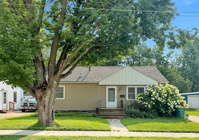 1st image of 504 Edgewood Ave, Albert Lea, MN 56007 | MLS# 7125046