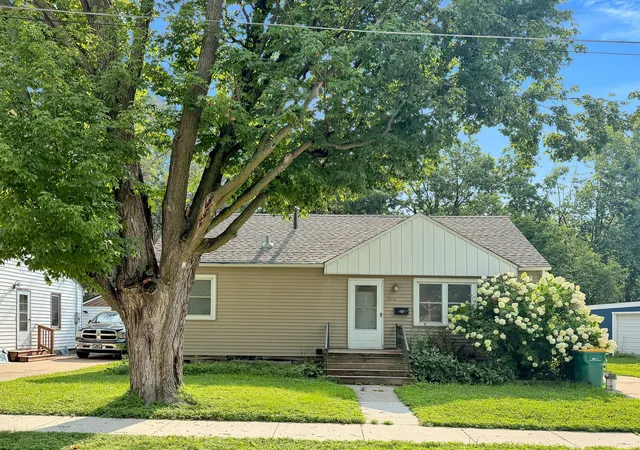 2nd image of 504 Edgewood Ave, Albert Lea, MN 56007 | MLS# 7125046