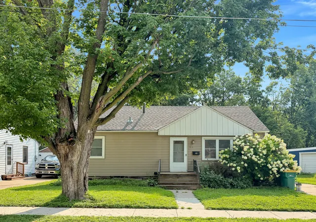 Photo 3 of Single family home for sale at 504 Edgewood Ave, Albert Lea, MN 56007 | MLS# 7125046 | Listing updated on 2026-08-11