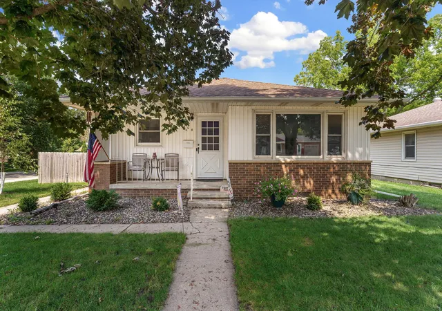 1st image of 704 E School St, Owatonna, MN 55060 | MLS# 7125073