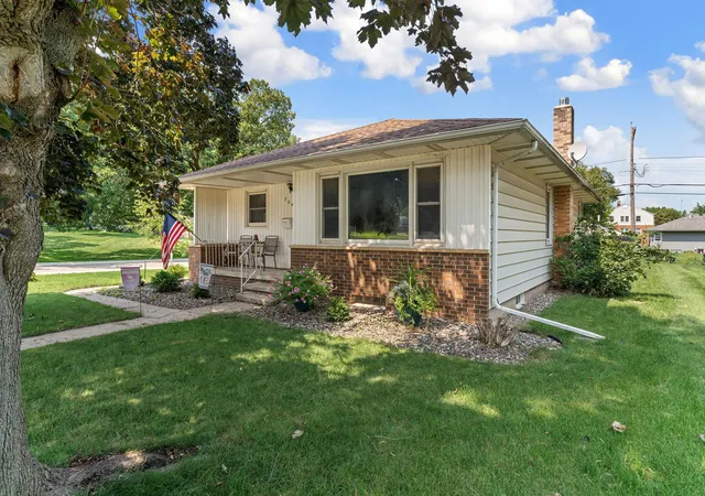 29th image of 704 E School St, Owatonna, MN 55060 | MLS# 7125073