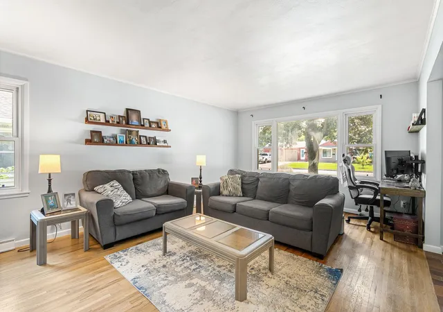 4th image of 704 E School St, Owatonna, MN 55060 | MLS# 7125073