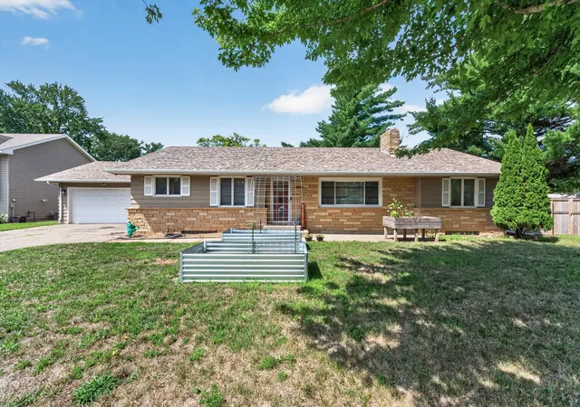 Photo 2 of Single family home for sale at 816 8th St, Farmington, MN 55024 | MLS# 7125102 | Listing updated on 2026-09-25