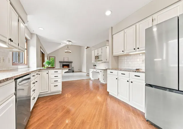 Photo 3 of Single family home for sale at 10340 Summer Pl, Eden Prairie, MN 55347 | MLS# 7125133 | Listing updated on 2026-10-06