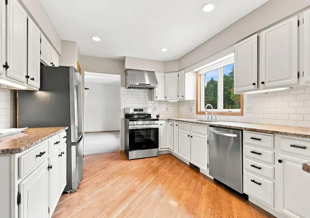 Photo 4 of Single family home for sale at 10340 Summer Pl, Eden Prairie, MN 55347 | MLS# 7125133 | Listing updated on 2026-10-06