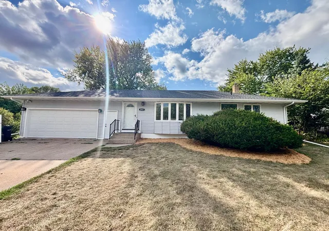 Photo 1 of Single family home for sale at 2021 Chambers St, Maplewood, MN 55109 | MLS# 7125151 | Listing updated on 2026-09-15