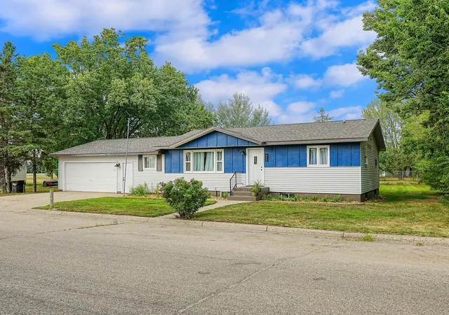 Photo 1 of Single family home for sale at 452 4th Street Nw, Perham, MN 56573 | MLS# 7125201 | Listing updated on 2026-10-06