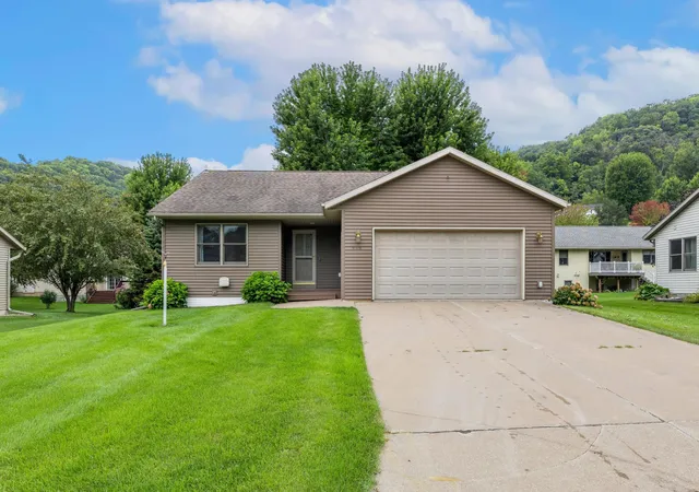Photo 2 of Sale Pending at 909 Jonathan Ln, La Crescent, MN 55947 | MLS# 7125361 | Listing updated on 2026-08-17