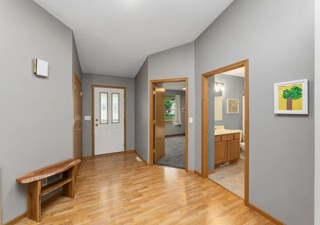Photo 3 of Sale Pending at 909 Jonathan Ln, La Crescent, MN 55947 | MLS# 7125361 | Listing updated on 2026-08-17