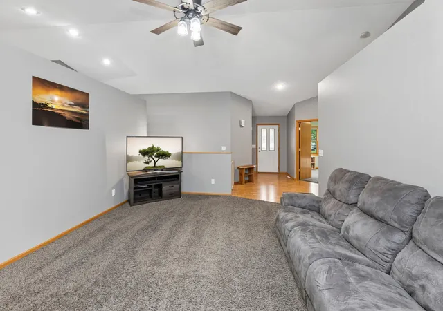 Photo 4 of Sale Pending at 909 Jonathan Ln, La Crescent, MN 55947 | MLS# 7125361 | Listing updated on 2026-08-17