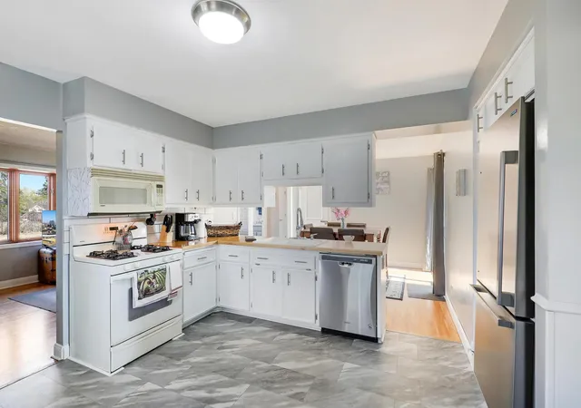 2nd image of 2018 Shale Ln, Saint Paul, MN 55122 | MLS# 7125371