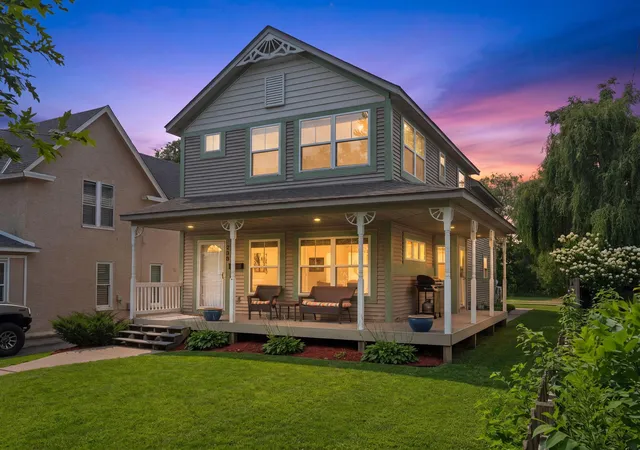 1st image of 658 4th Ave Nw, Saint Paul, MN 55112 | MLS# 7125477