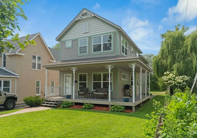 2nd image of 658 4th Ave Nw, Saint Paul, MN 55112 | MLS# 7125477