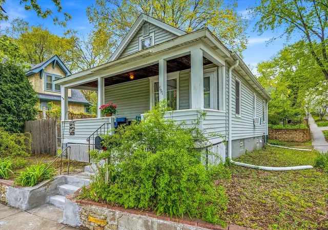 2nd image of 891 Benhill Rd, Saint Paul, MN 55105 | MLS# 7125572