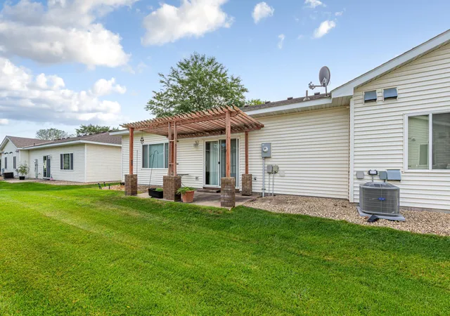 Photo 3 of Single family home for sale at 1303 Presidential Dr, Northfield, MN 55057 | MLS# 7125623 | Listing updated on 2026-09-28