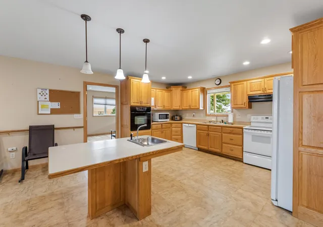 Photo 2 of Single family home for sale at 900 Courtney Dr, Caledonia, MN 55921 | MLS# 7125624 | Listing updated on 2026-08-12