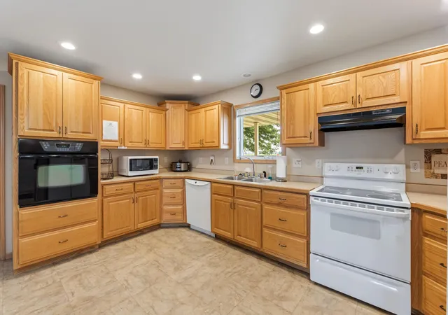 Photo 3 of Single family home for sale at 900 Courtney Dr, Caledonia, MN 55921 | MLS# 7125624 | Listing updated on 2026-08-12