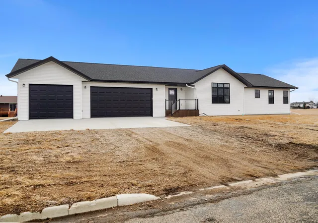 Photo 1 of Single family home for sale at 208 4th Street Nw, Gwinner, ND 58040 | MLS# 7125650 | Listing updated on 2026-08-12
