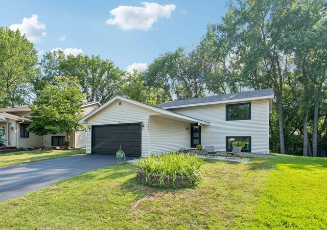 2nd image of 15081 Summerhill Dr, Eden Prairie, MN 55346 | MLS# 7125662