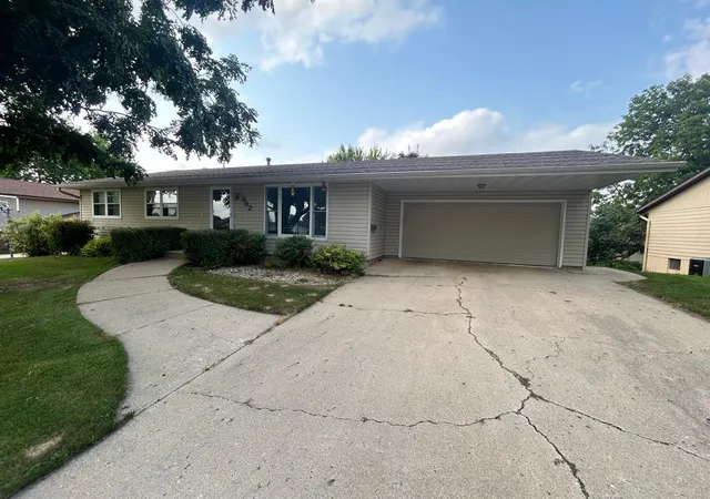 Photo 2 of Single family home for sale at 962 Miles Dr, Worthington, MN 56187 | MLS# 7125691 | Listing updated on 2026-08-31