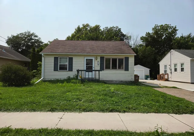 Photo 2 of Single family home for sale at 813 Ulstad Ave, Albert Lea, MN 56007 | MLS# 7125699 | Listing updated on 2026-10-20
