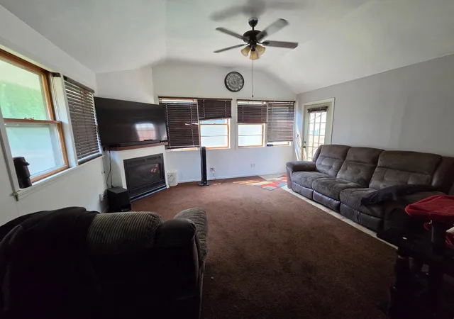 Photo 4 of Single family home for sale at 813 Ulstad Ave, Albert Lea, MN 56007 | MLS# 7125699 | Listing updated on 2026-09-22