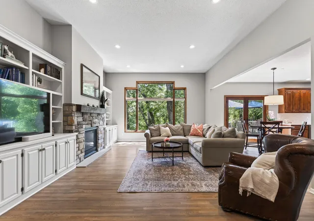 4th image of 506 Hawthorne Woods Dr, Saint Paul, MN 55123 | MLS# 7125713