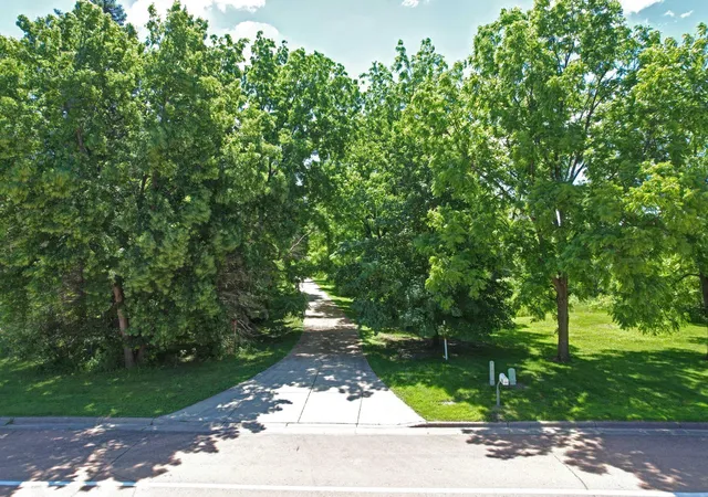 12th image of 185 Pioneer Trl, Chanhassen, MN 55317 | MLS# 7125738